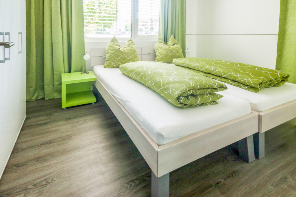 Apartment 1: moderner Wohn- und Schlafbereich